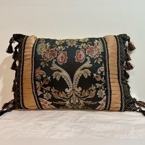JC Penny Chris Madden Tapestry Throw Pillow With Tassles Gold Black 12x18”